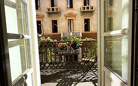 La Casa di Ringhiera - silenzioso appartamento di charme con balcone nel quadrilatero romano
